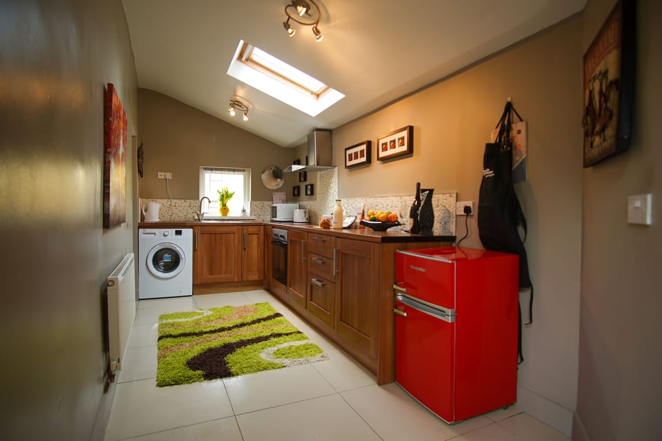 Cottage | Private kitchen | Fridge, microwave, oven, stovetop