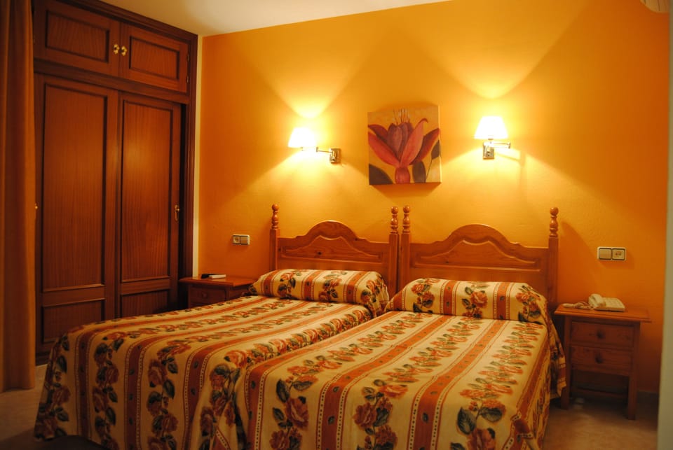 Double Room | In-room safe, blackout drapes, bed sheets