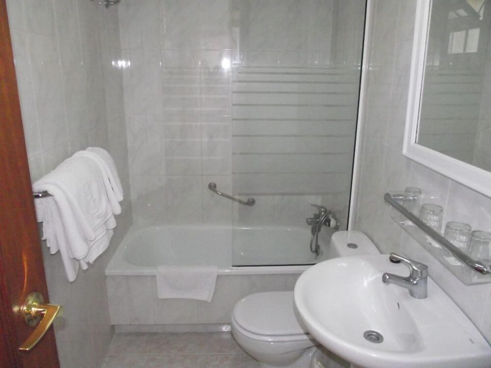 Triple Room | Bathroom | Bathtub, hair dryer, towels