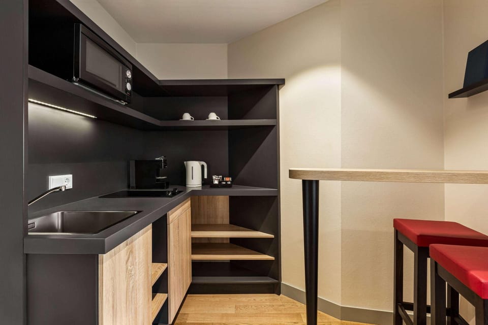 Premium bedding, in-room safe, blackout drapes, soundproofing