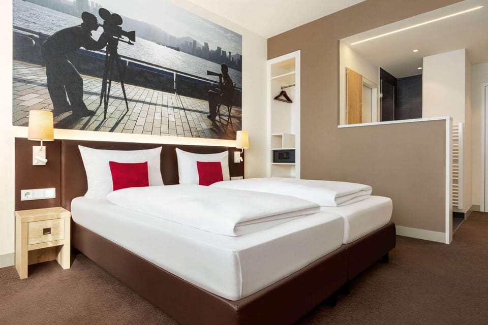 Premium bedding, in-room safe, blackout drapes, soundproofing