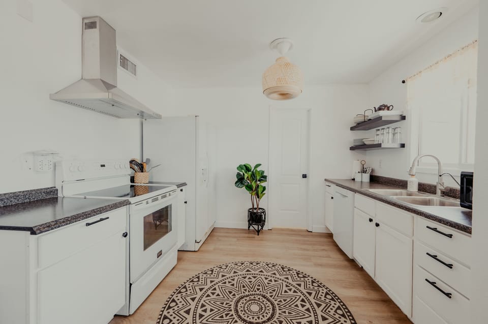 Fully equipped kitchen with stove, oven and dishwasher