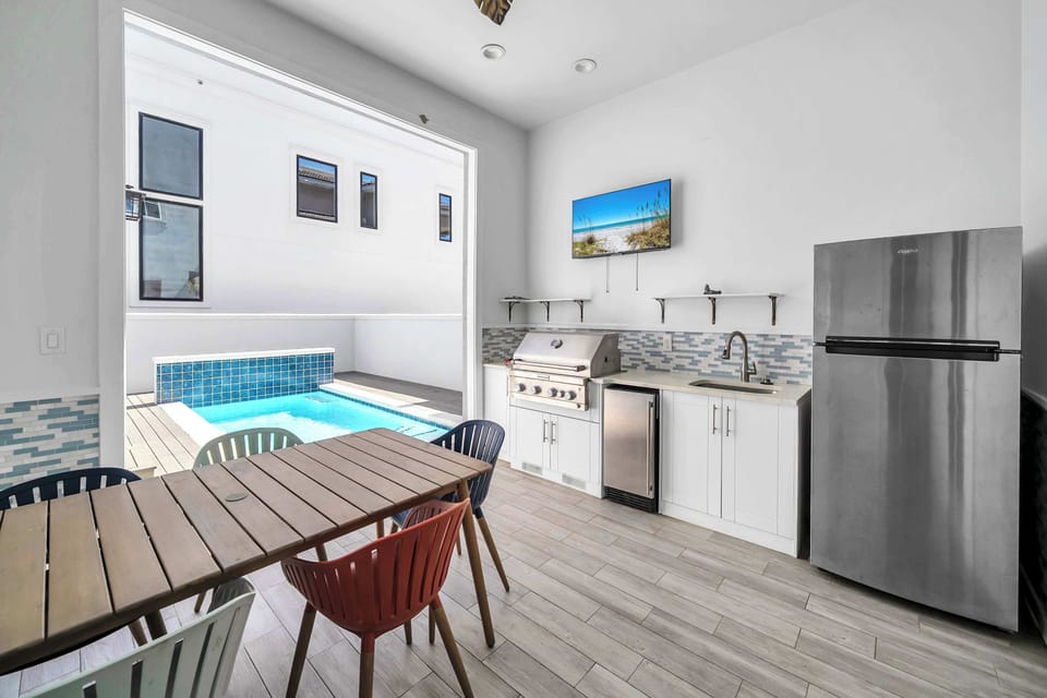 Outdoor Dining With Seating for 5 & Beautiful Shaded Summer Kitchen!