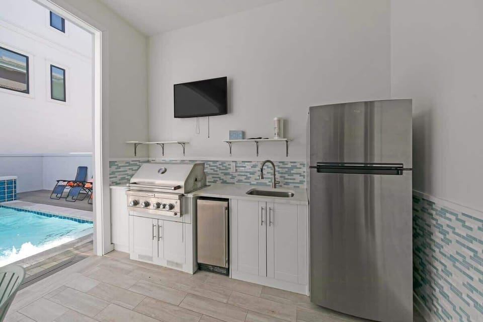 Outdoor Dining With Seating for 5