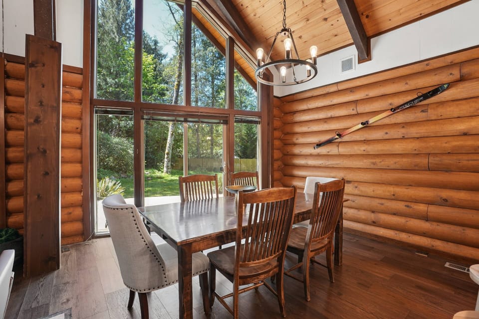 The view from the dining table and kitchen is incredible!