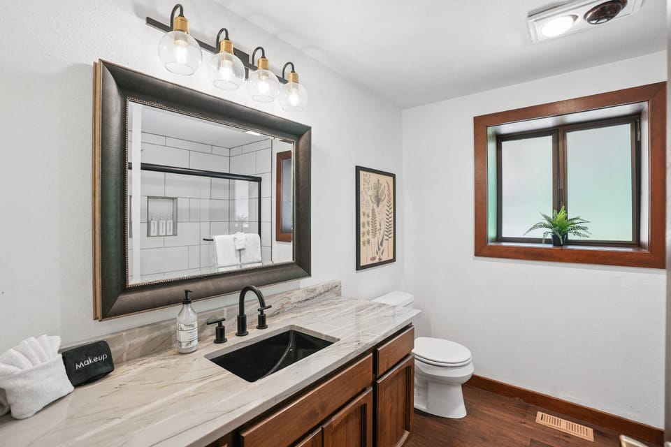 With 3 full bathrooms everyone staying here has ample privacy.