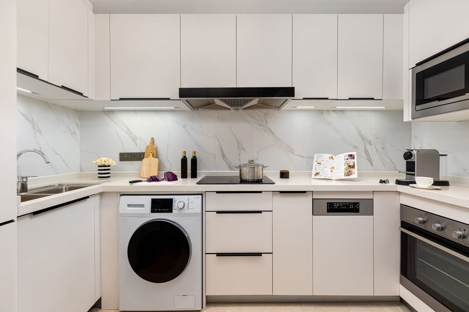 Fridge, microwave, stovetop, dishwasher