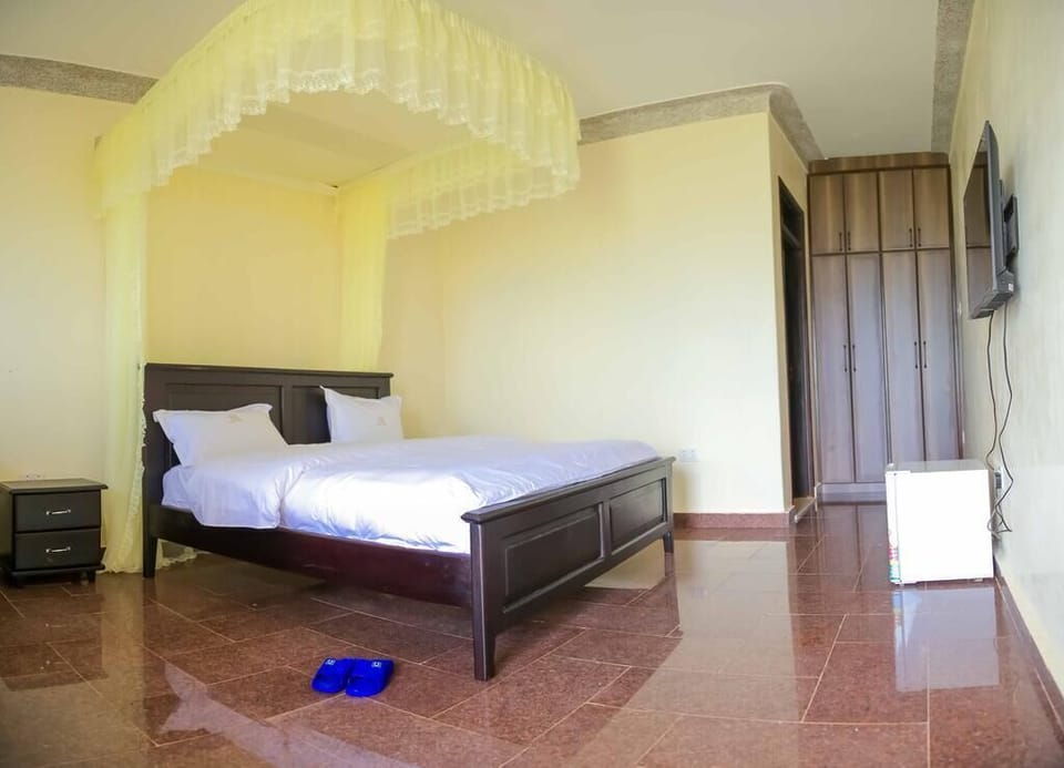 Deluxe Single Room | Individually furnished, desk, laptop workspace, blackout drapes