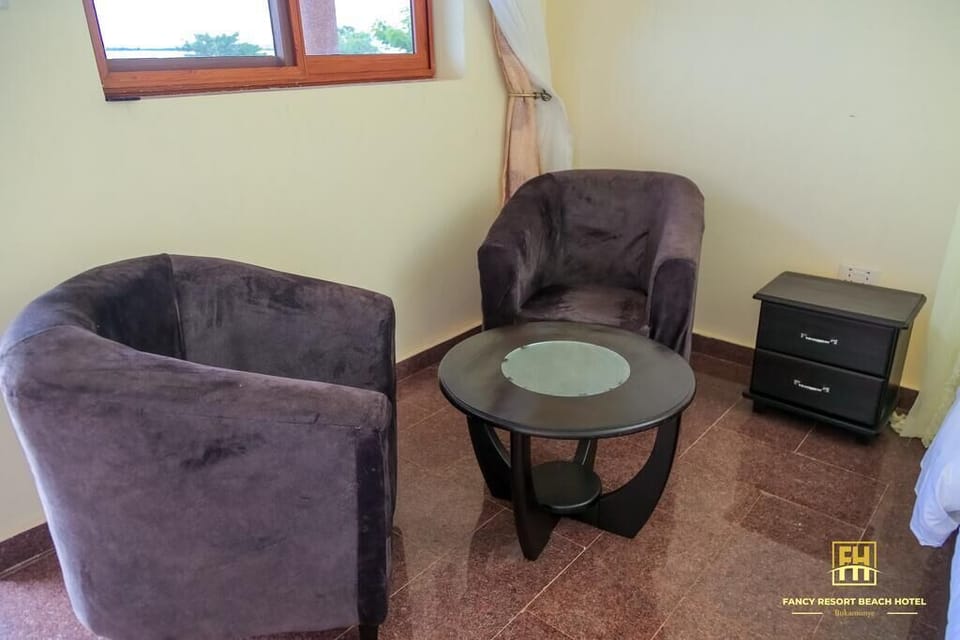 Deluxe Single Room | Living area | 32-inch LED TV with satellite channels, TV