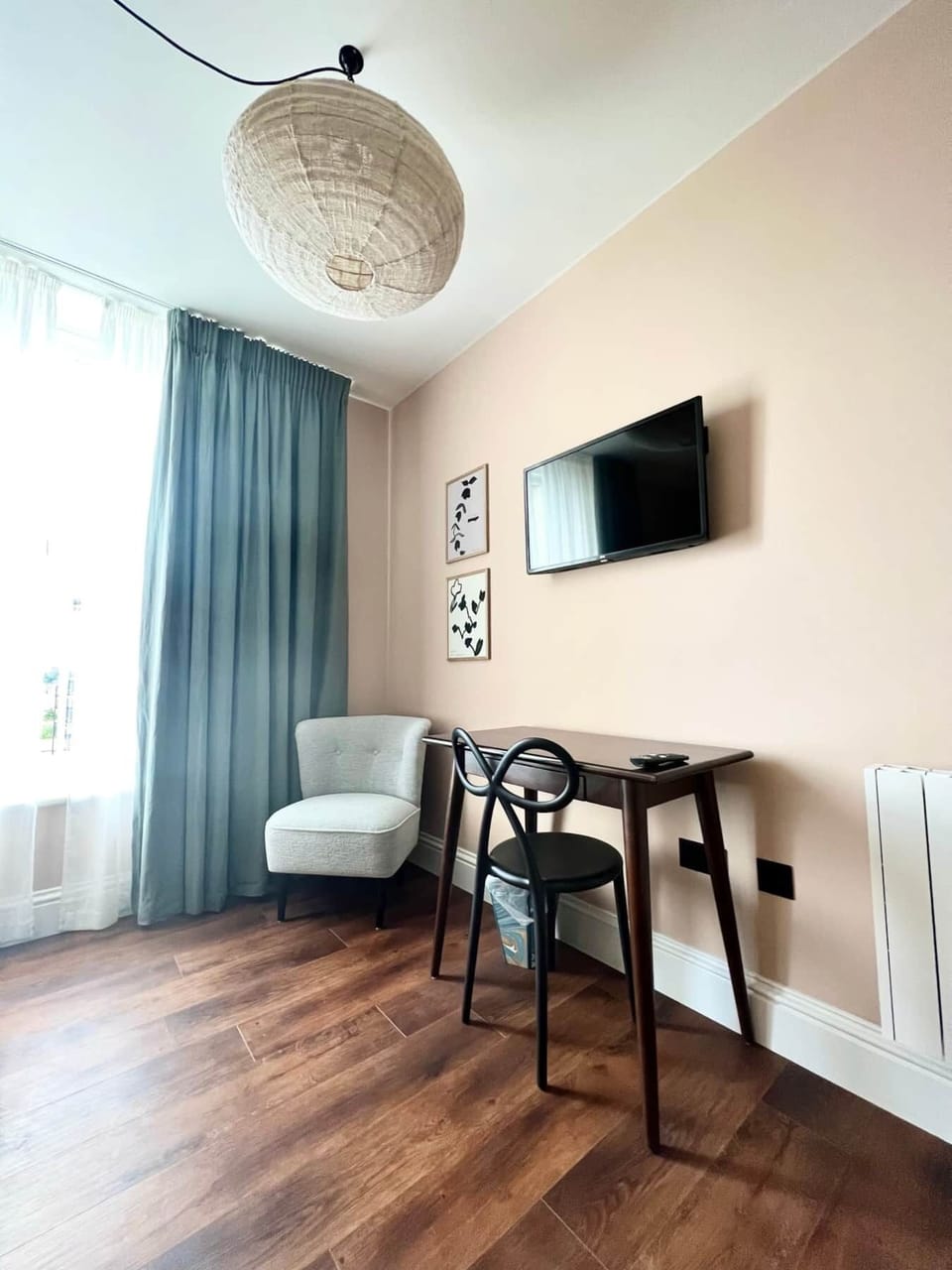 Bedroom with Kingsize Bed and Smart TV (3)