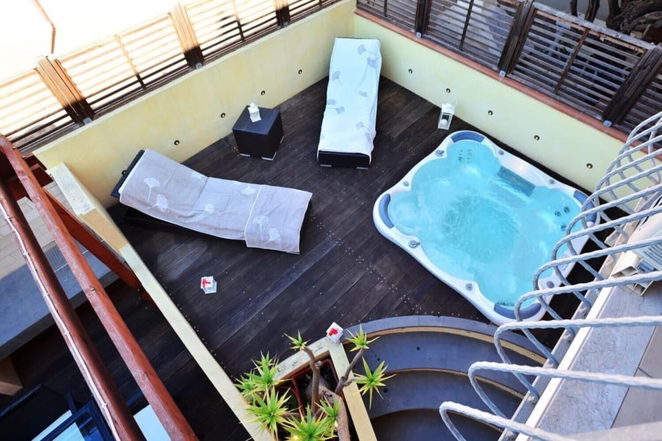 Outdoor spa tub