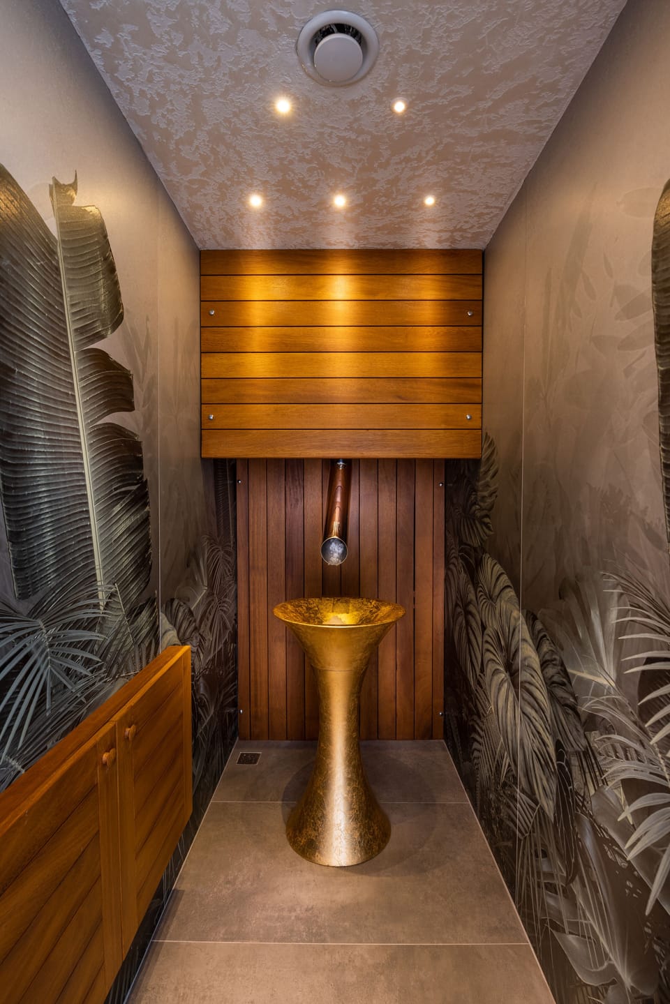 Sauna, Turkish bath, aromatherapy, hot stone massages, Swedish massages