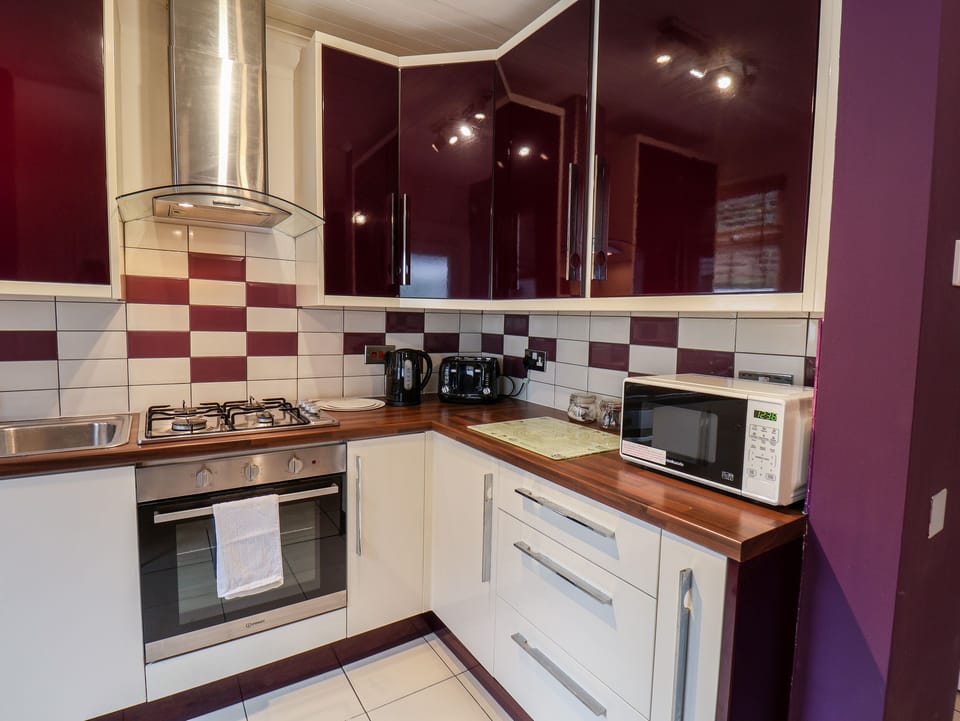 Cottage | Private kitchen | Fridge, electric kettle, toaster, cookware/dishes/utensils