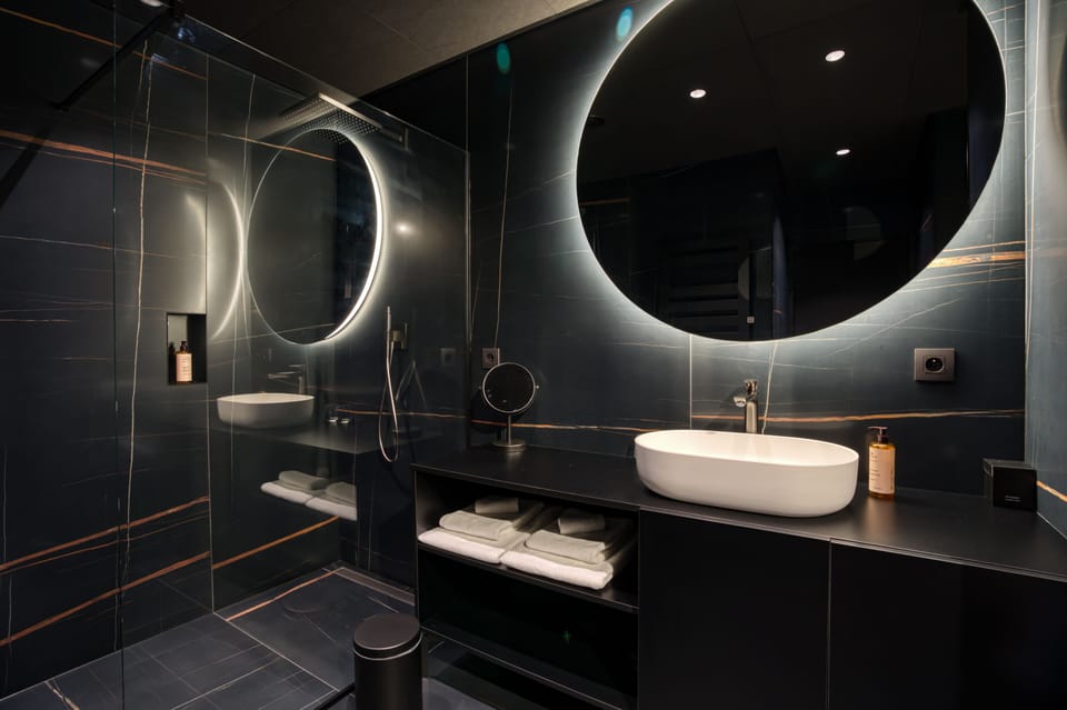 Deluxe Room | In-room safe, desk, blackout drapes, soundproofing