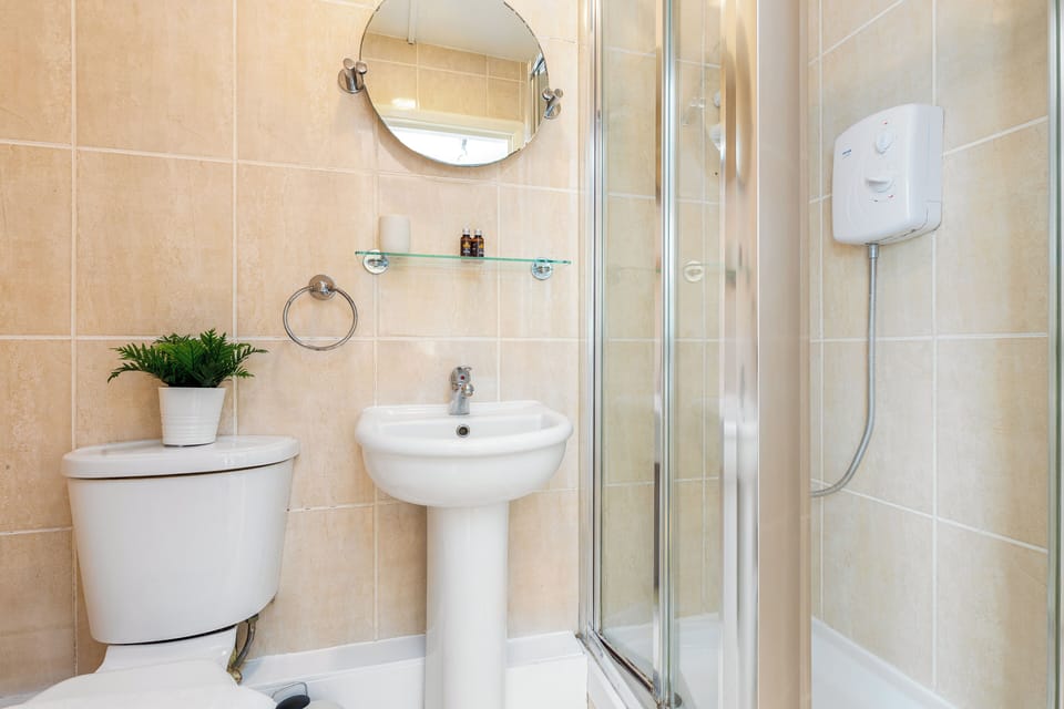 Studio | Bathroom | Shower, free toiletries, hair dryer, towels