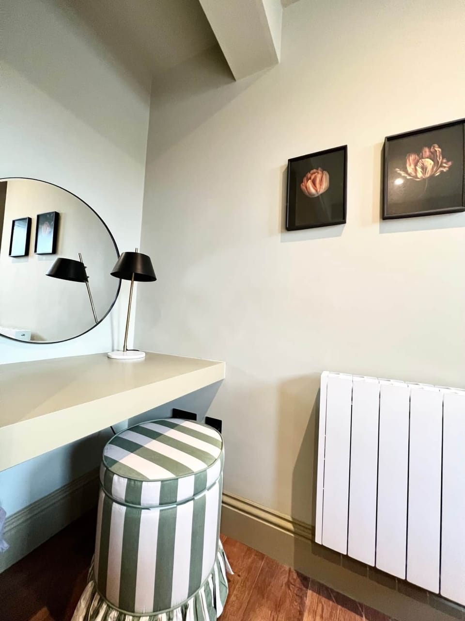 Bedroom with Kingsize Bed and Smart TV (5)