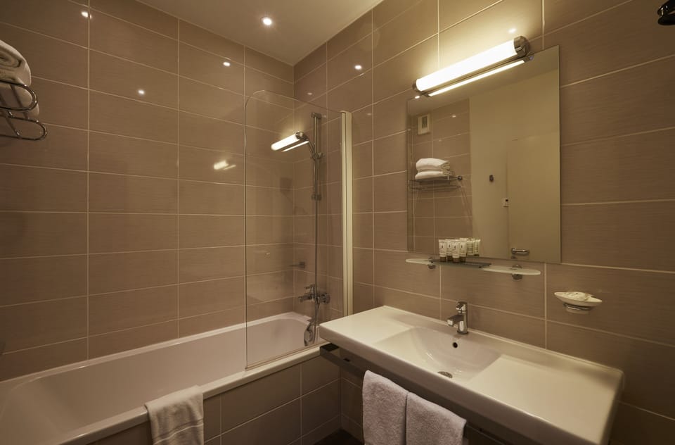 Junior Suite, Sea View | Bathroom | Free toiletries, hair dryer, slippers, towels