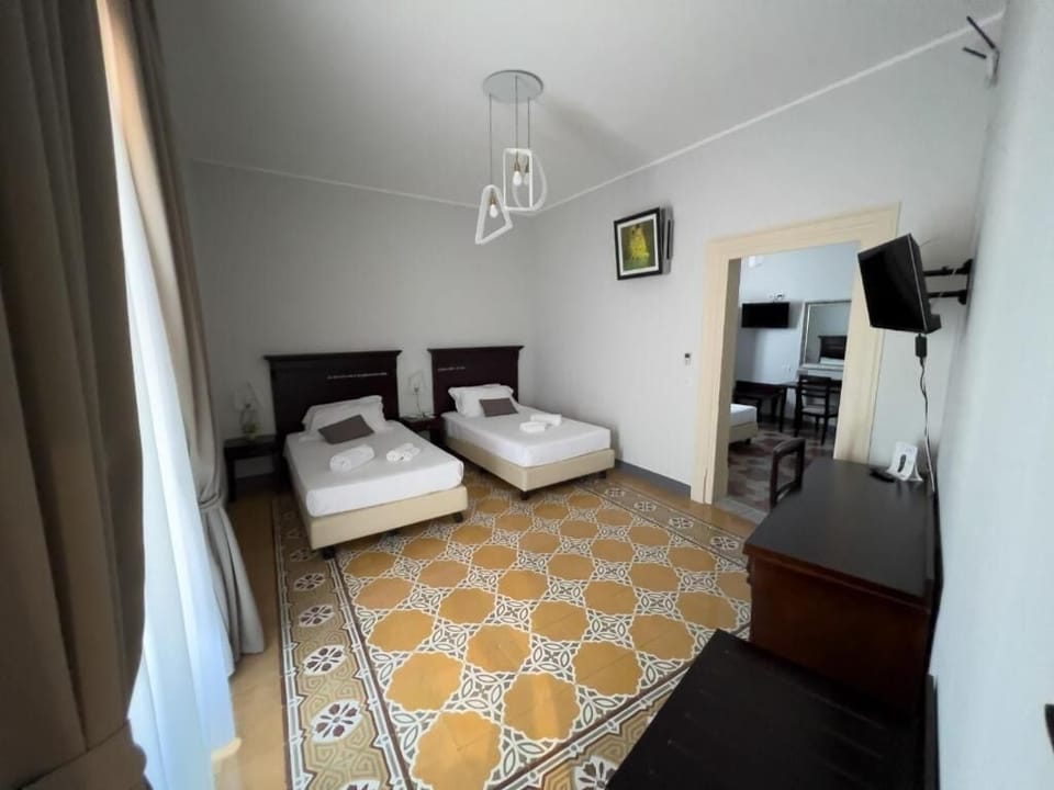 Design Suite | Minibar, individually decorated, individually furnished, desk