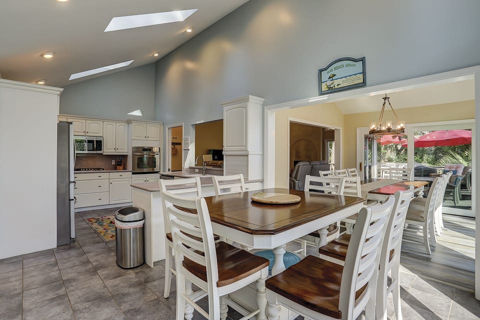 Breakfast/Dining Area