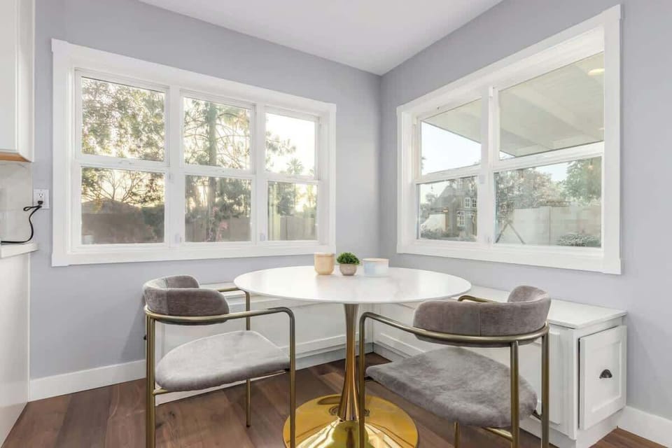 Cozy wrap-around breakfast nook seating