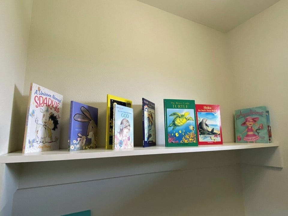 Pili Mai 12L - Lots of Books for Keiki to Enjoy