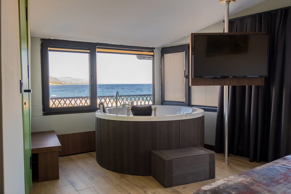 Luxury Room | In-room safe, soundproofing, free WiFi, bed sheets