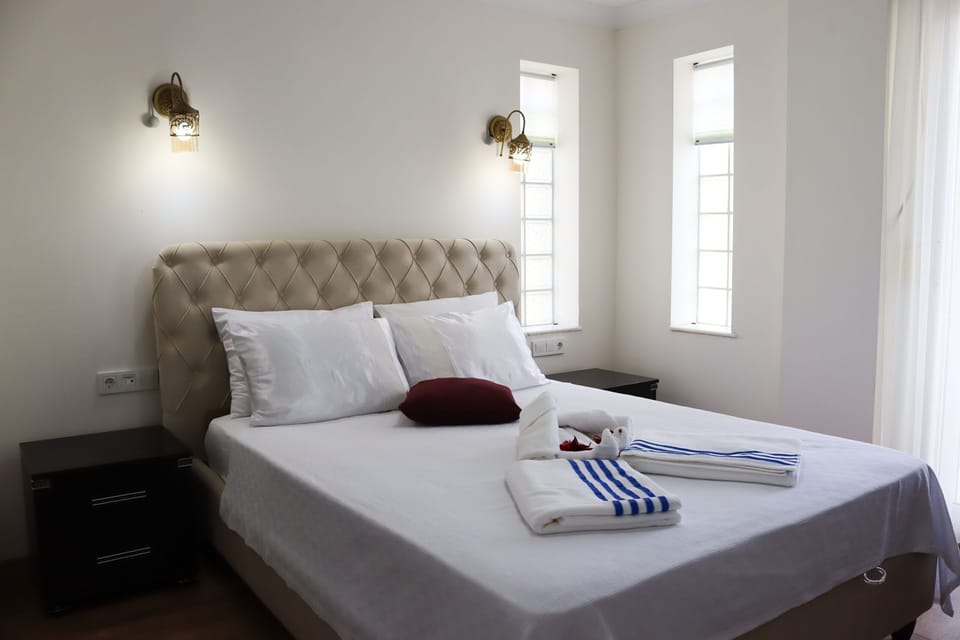 Deluxe Room, 1 Double Bed | Premium bedding, iron/ironing board (on request), WiFi (free)