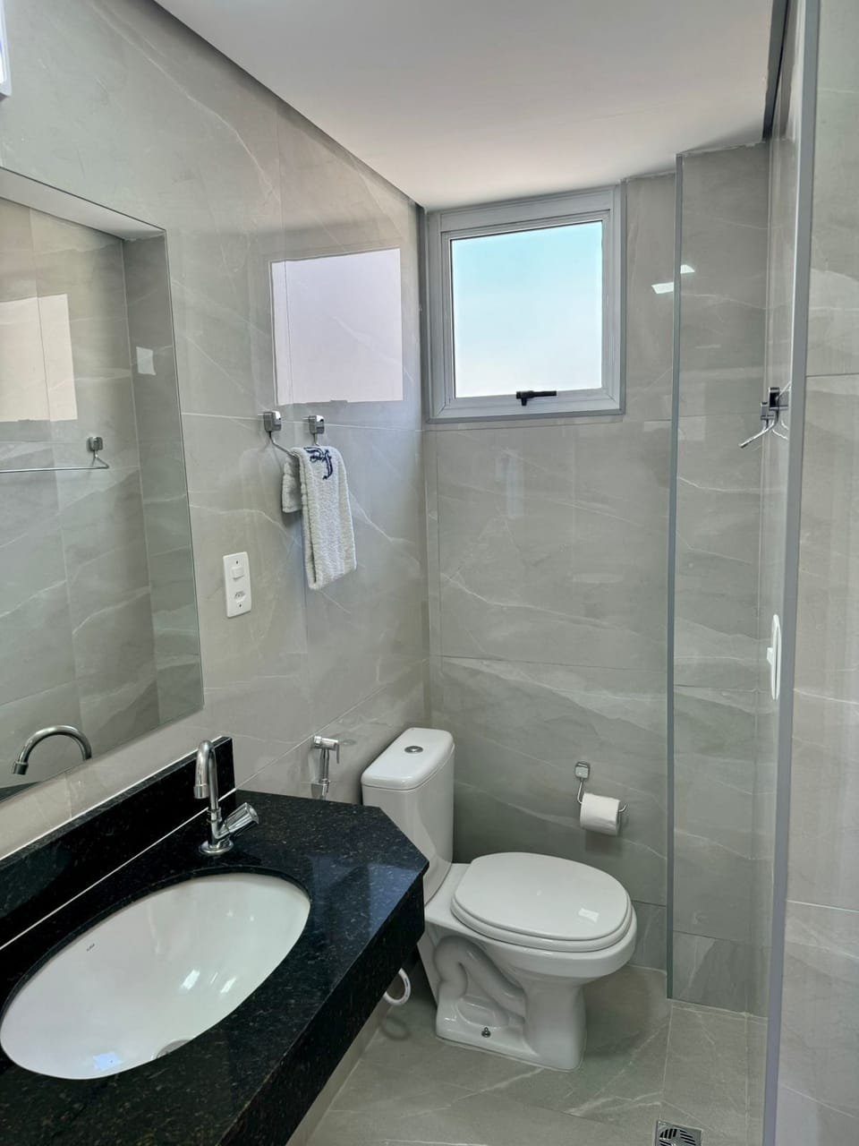 Double Room | Bathroom | Shower, rainfall showerhead, free toiletries, towels