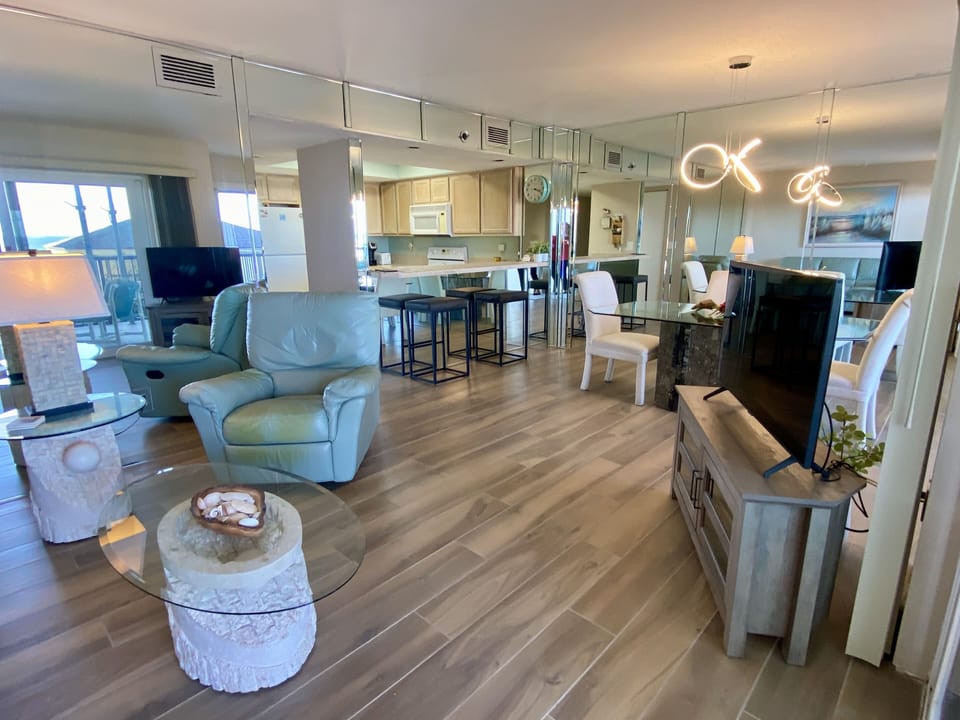 Spacious living, dining and kitchen area