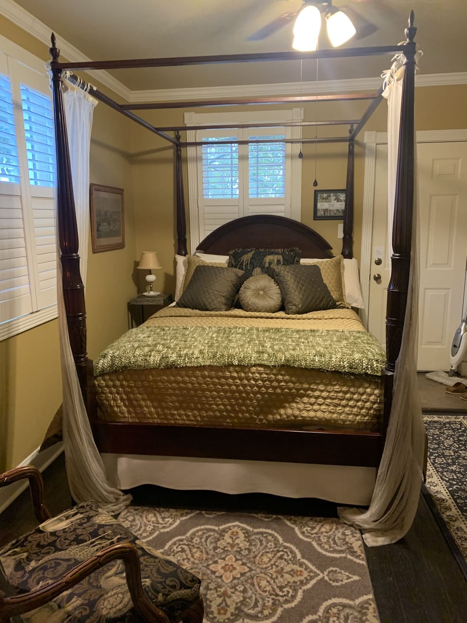 Queen bed, other bedding