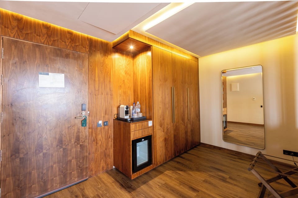 Executive Suite | Premium bedding, minibar, in-room safe, laptop workspace