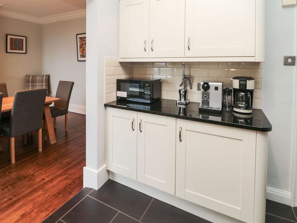 Cottage | Private kitchen | Fridge, microwave, dishwasher, electric kettle
