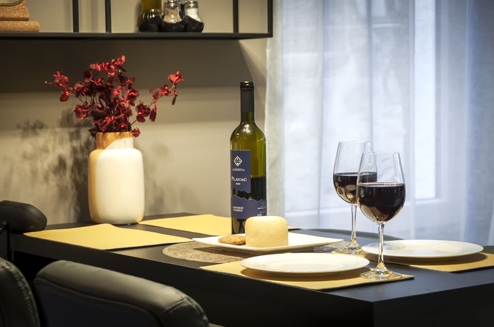 Deluxe Apartment | Living area | 58-cm flat-screen TV with cable channels, TV, smart speakers