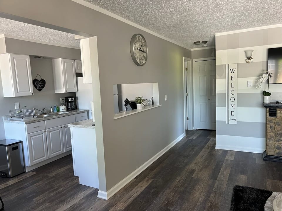 Entrance to the kitchen.