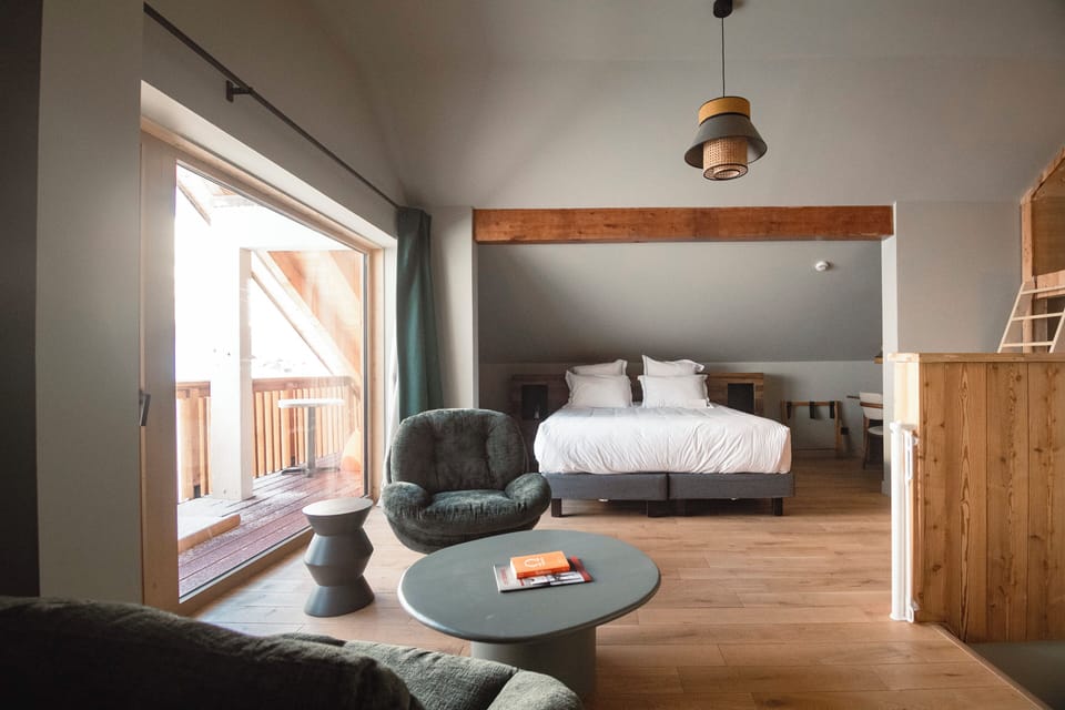 Family Room | Premium bedding, desk, soundproofing, free WiFi