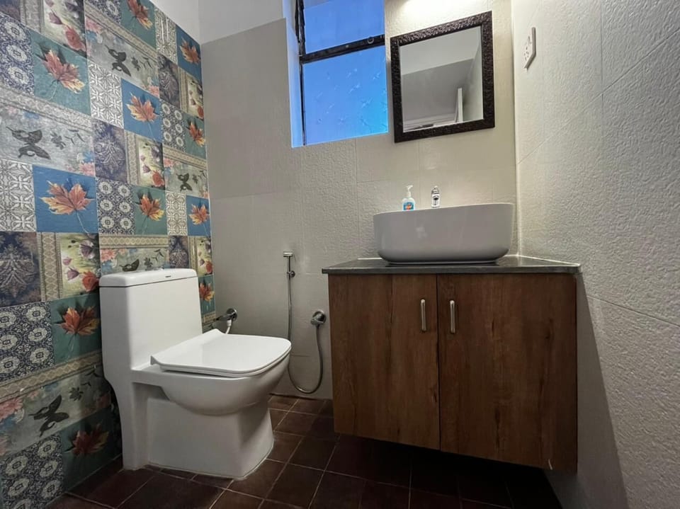 Luxury Room, Pool View | Bathroom | Shower, free toiletries, towels