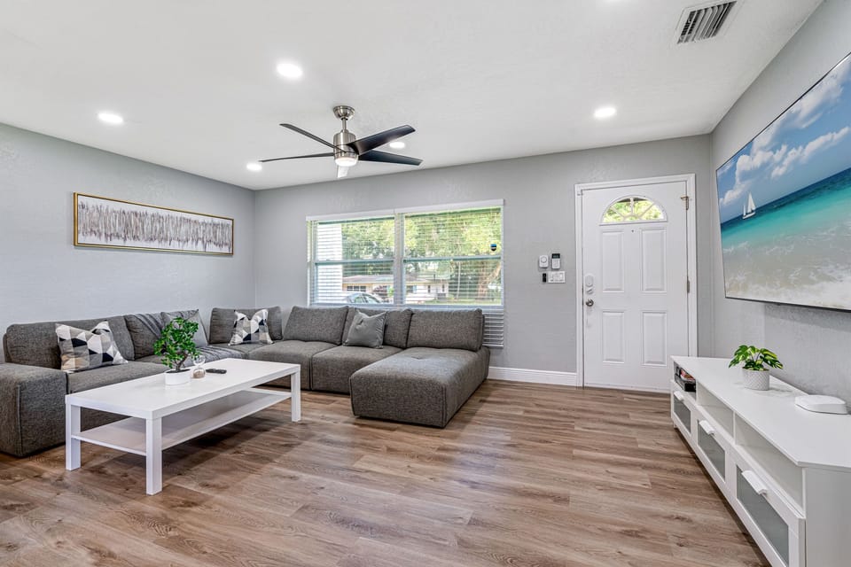 Elegant interior design and cozy feels in our living area. Imagine a trip with loved ones with this ambiance and location. You'd surely have a lot of fun!