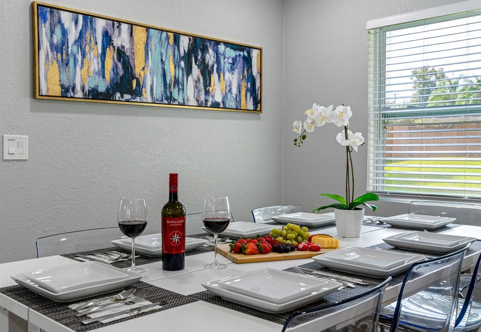 Meal time is the best time to catch up with everyone's lives! Share great stories with family and friends while having amazing meals in this lovely dining area! Inquire now!