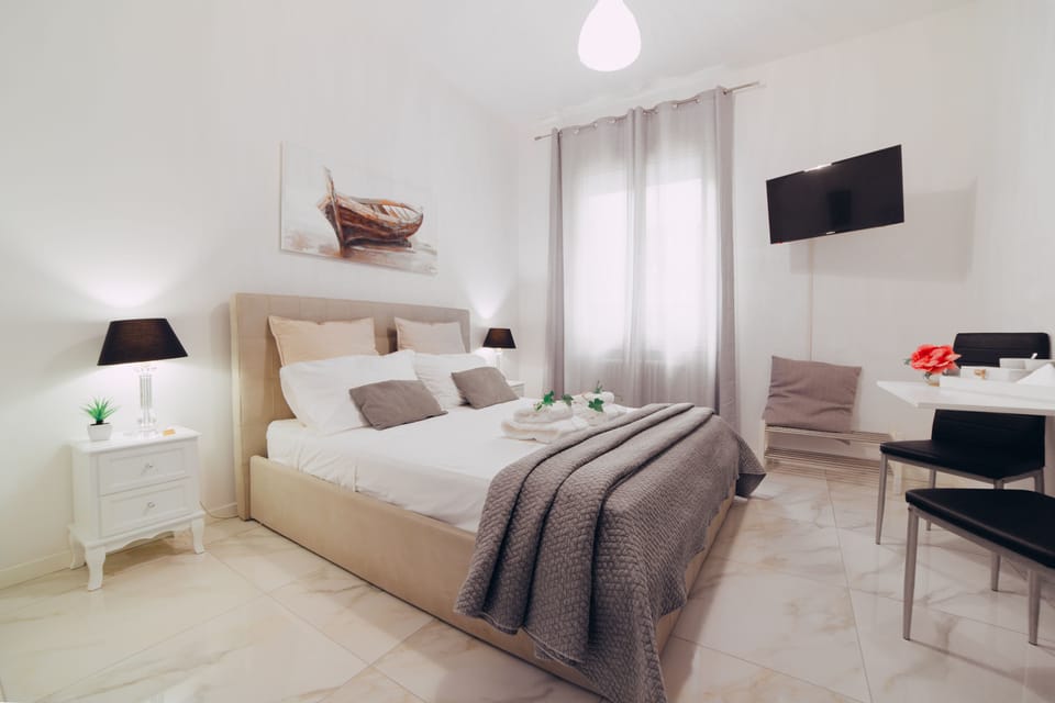 Family Suite | Hypo-allergenic bedding, down comforters, minibar, desk