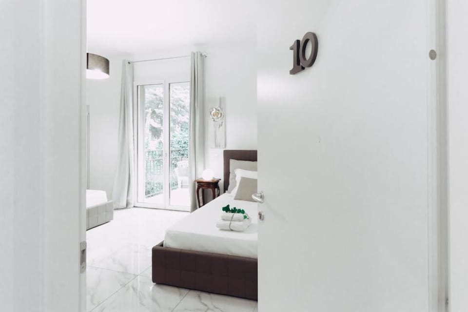 Hypo-allergenic bedding, down comforters, minibar, desk