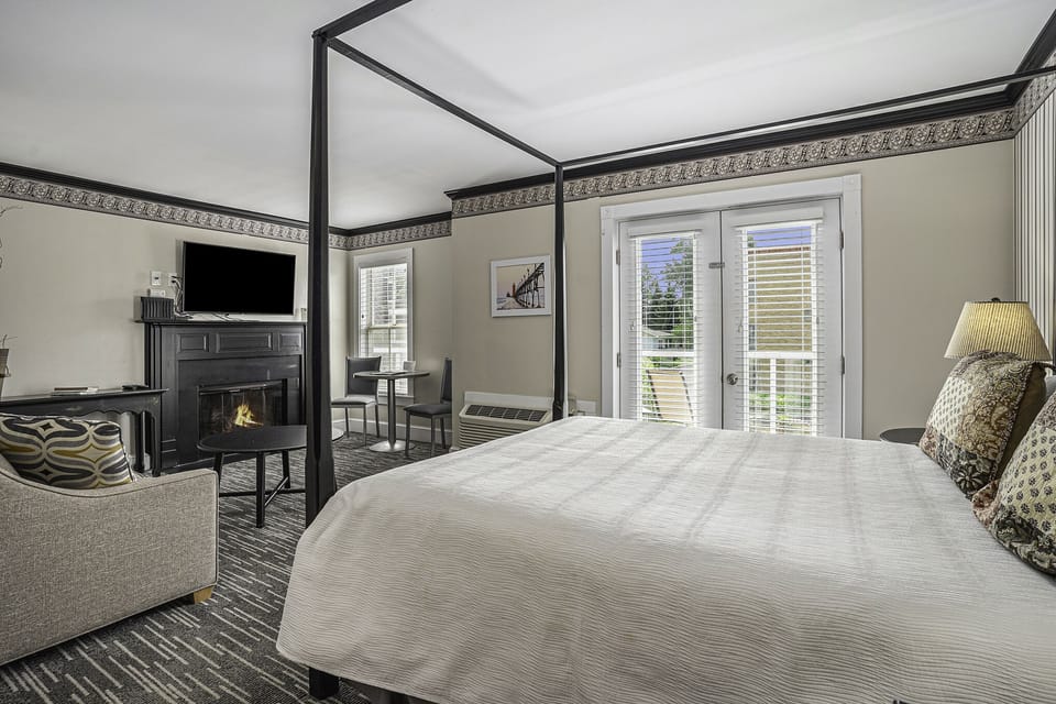 Room, 1 Queen Bed with Sofa bed, Balcony | Iron/ironing board, free WiFi, bed sheets