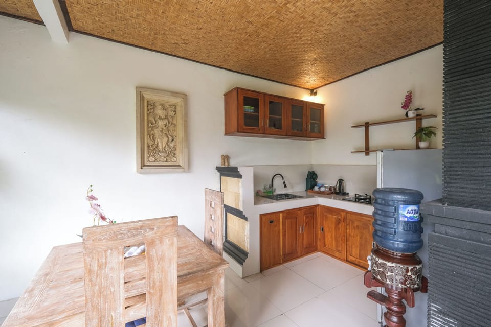 Romantic Villa | Private kitchen | Fridge, stovetop, griddle, cookware/dishes/utensils