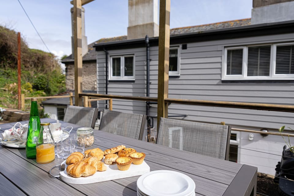 Outdoor seating area in the back garden -  Bumble Cottage