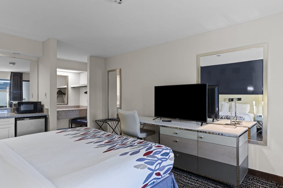 King Bed Deluxe With Wet Bar | Desk, iron/ironing board, free WiFi