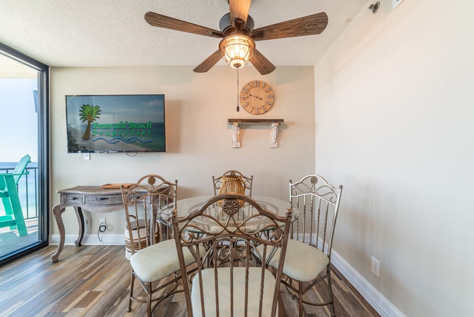 Seating for 4 at the dining room table