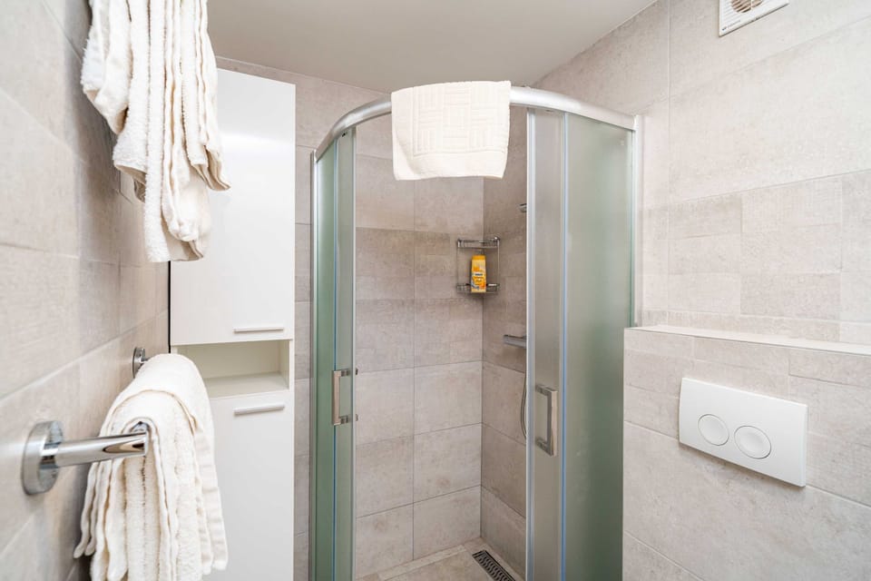 Double Room (Superior Double Room with Balcony) | Bathroom | Shower, towels