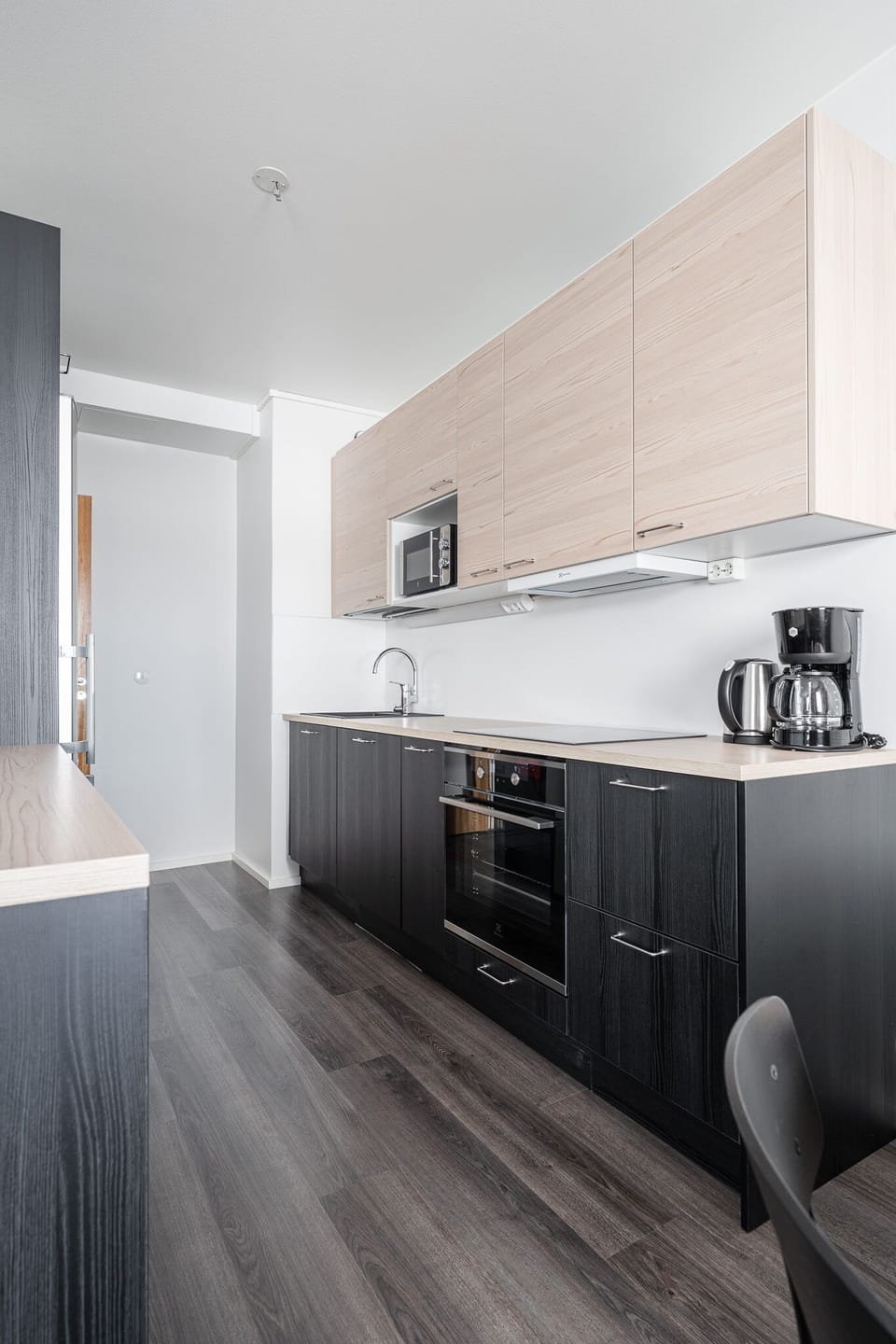 Deluxe Apartment | Private kitchen | Full-size fridge, microwave, oven, stovetop