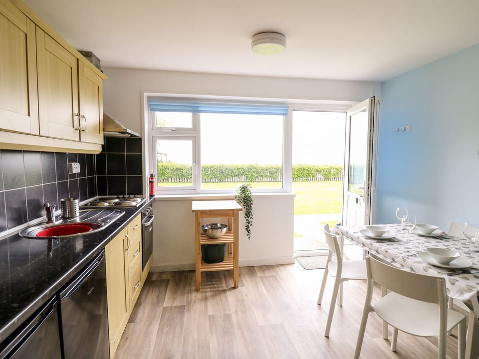 Cottage | Private kitchen | Fridge, electric kettle, toaster, cookware/dishes/utensils