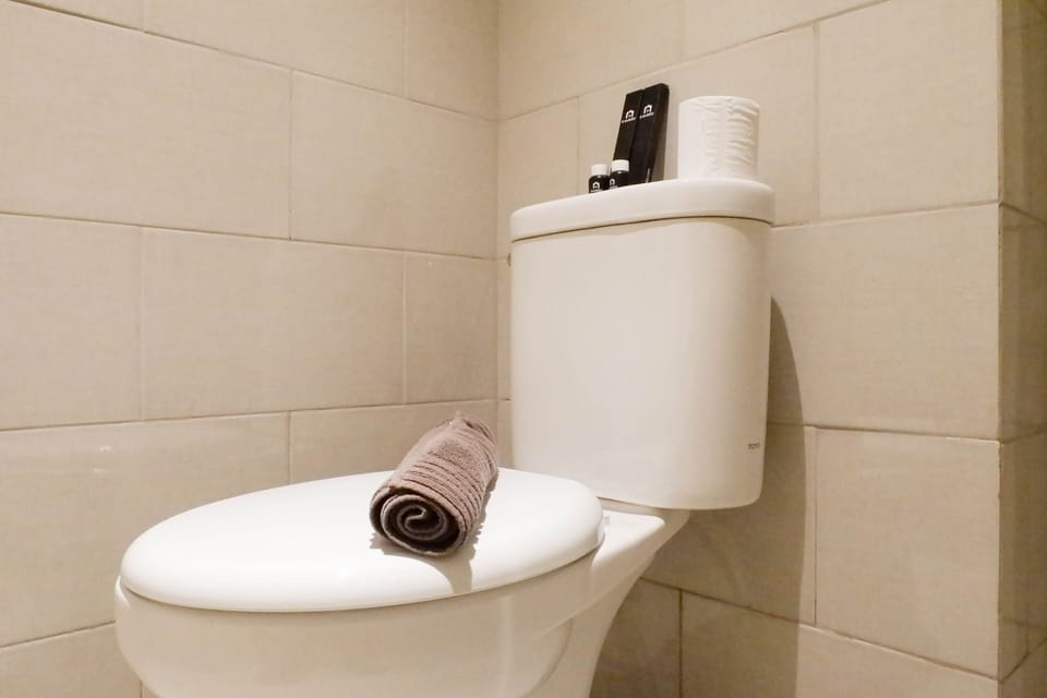 Shower, free toiletries, towels
