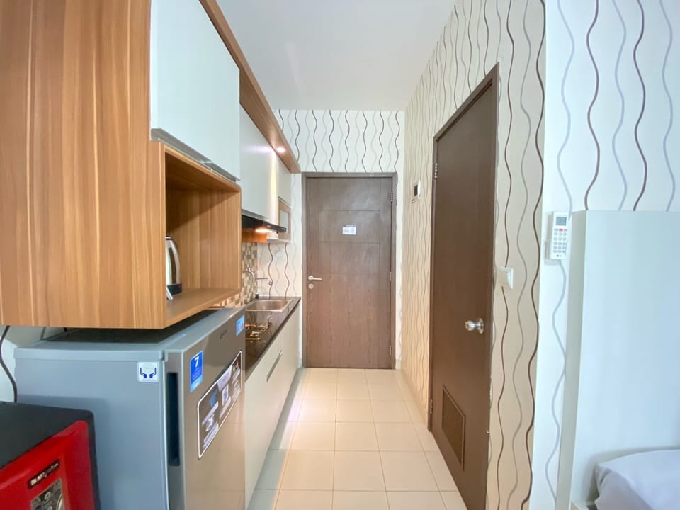 Fridge, stovetop, cookware/dishes/utensils